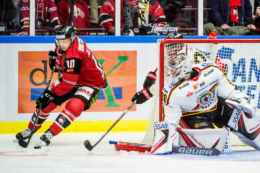 Malmö Redhawks Robin Alvarez mot Luleås målvakt Filip
