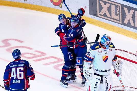Linköpings Niclas Lundgren och Ken Andre Olimb kramar om