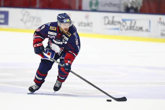 Linköpings Derek Roy går mot mål i