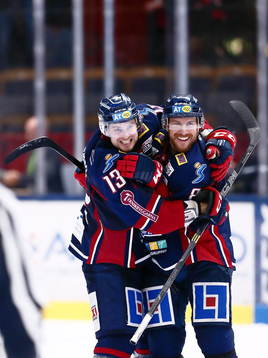 Linköpings Andrew Gordon och Derek Roy jublar