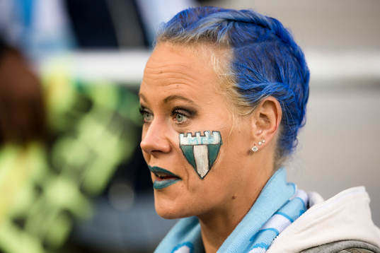 En supporter med ansiktsmålning