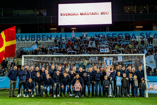 Malmö FFs spelare jublar med publiken