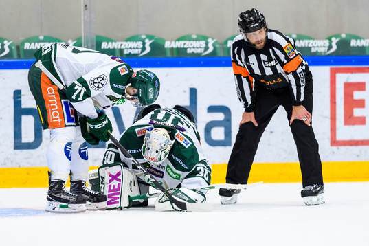Färjestads målvakt Lars Haugen har ont