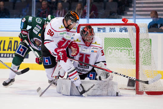 Örebros målvakt Eero Kilpeläinen stoppar en puck