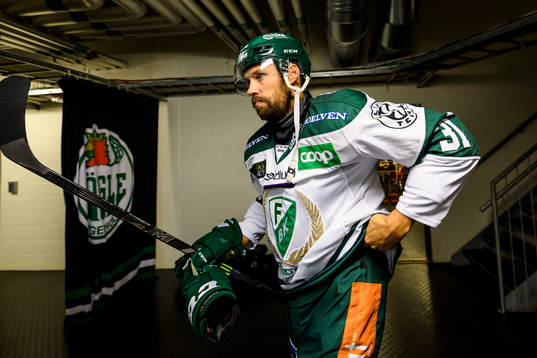 Färjestads Dick Axelsson  på väg in på isen