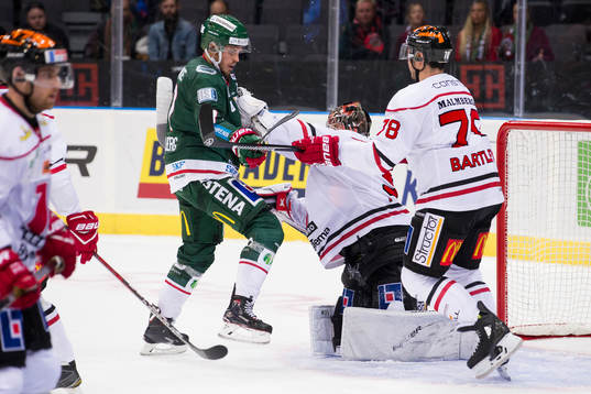 Frölundas Sebastian Stålberg mot Örebros målvakt Eero
