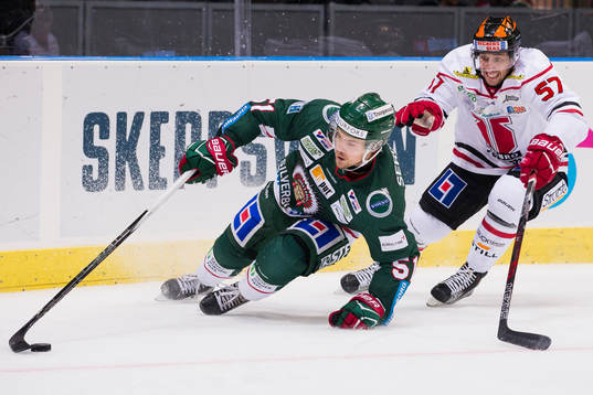 Frölundas Mats Rosseli Olsen före Örebros Daine Todd