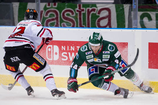 Örebros Jonathan Andersson vänder bort Frölundas Pontus