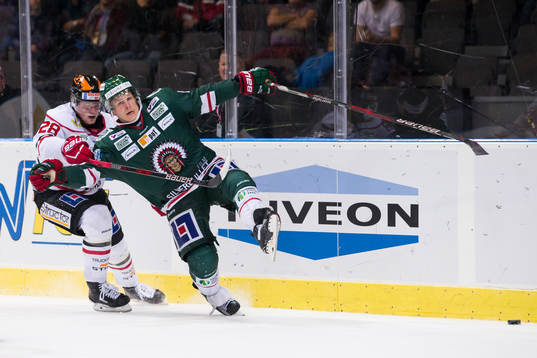 Örebros Linus Arnesson försöker stoppa Frölundas Max