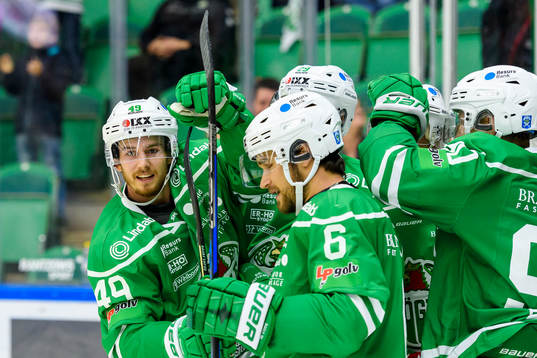 Rögles Sebastian Collberg jublar med sina lagkamrater