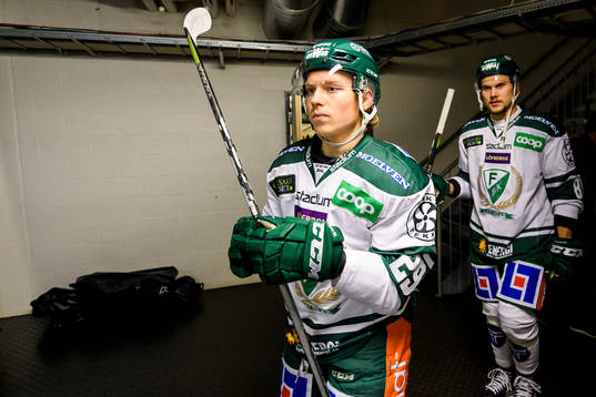 Färjestads Oskar Steen på väg in på isen