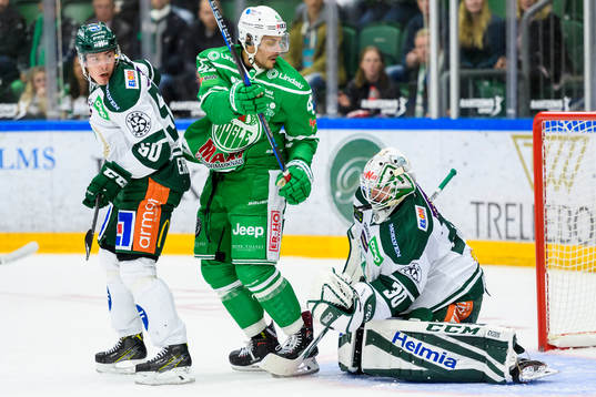 Rögles Daniel Widing oroar framför Färjestads målvakt