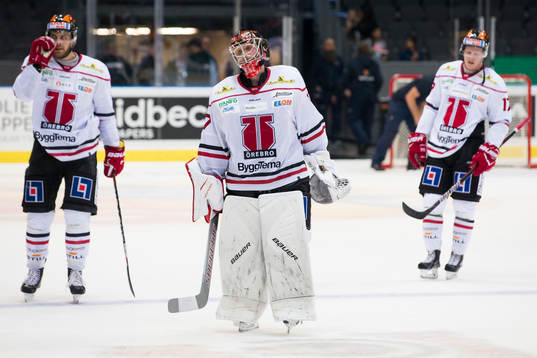 Örebros målvakt Eero Kilpeläinen deppar