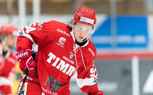 Timrås Jonathan Dahlen värmer upp innan  ishockeymatchen