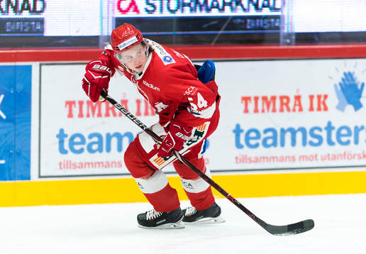Timrås Jonathan Dahlen värmer upp innan  ishockeymatchen