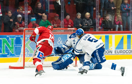 Timrås Johan Persson gör 1-0 målet bakom Leksands