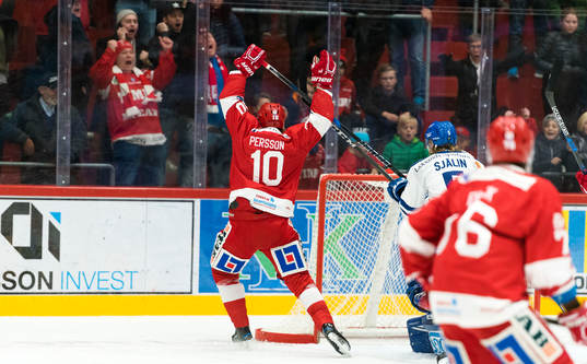 Timrås Johan Persson jublar när han gör 1-0 målet