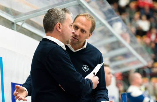 Leksands tränare Jens Nielsen diskuterar med