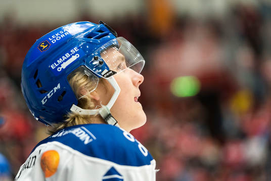 Leksands Isak Skedung tittar upp mot jumbotronen