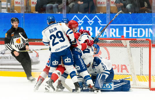 Leksands målvakt Jonas Arntzen räddar