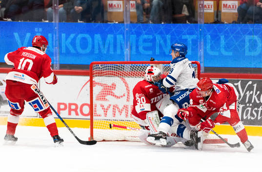 Leksands Tobias Forsberg gör 3-4 målet bakom Timrås