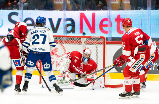 Timrås målvakt Henrik Haukeland räddar skott
