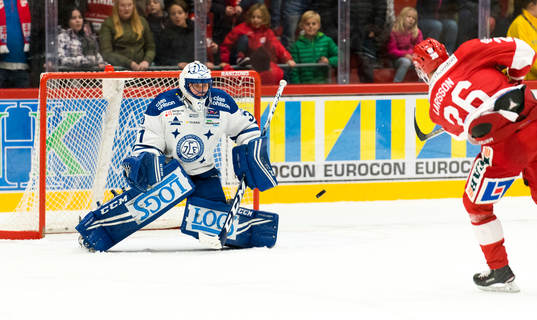 Timrås Hampus Larsson skjuter utanför bakom Leksands