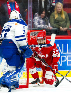 Timrås Jeremy Boyce-Rotevall tacklas in i Leksands