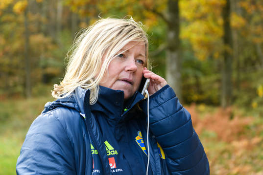 Landslagschef Marika Domanski Lyfors pratar i telefon