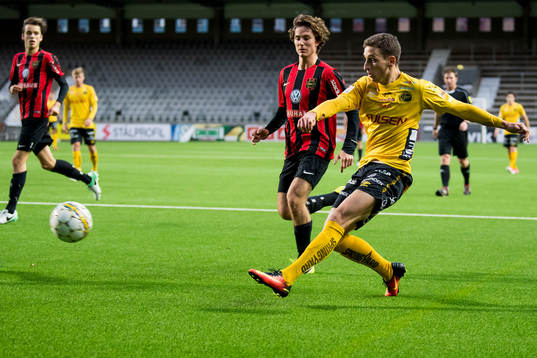 Elfsborgs Arian Kabashi och Brommapojkarnas Matteo Catenacci