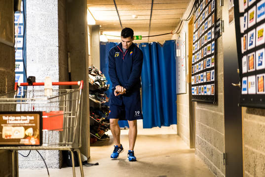 Djurgårdens Rene Bourque värmer upp i korridoren