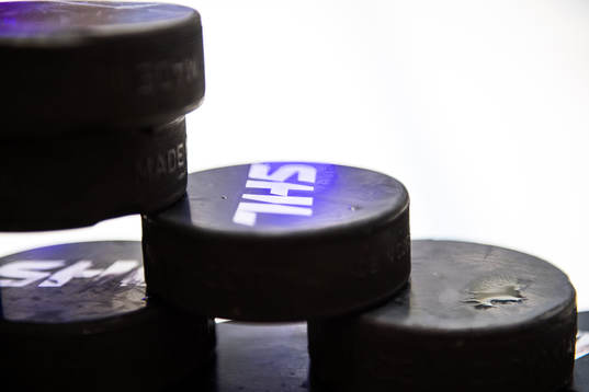 puckar innan ishockeymatchen i SHL mellan Karlskrona och