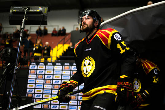 Brynäs Simon Bertilsson före  ishockeymatchen i SHL