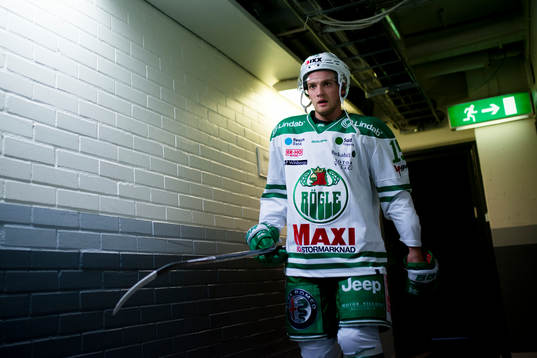 Rögles Simon Ryfors före ishockeymatchen i SHL mellan