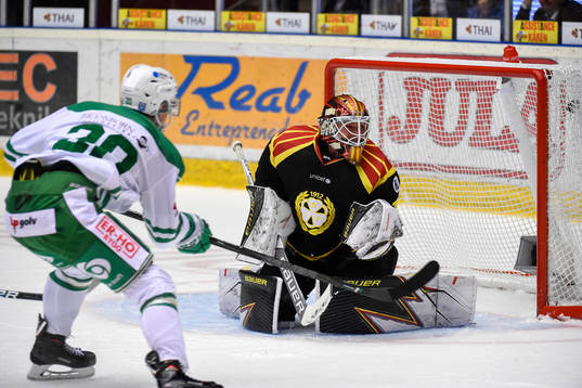 Rögles Mathias From gör 1-1 bakom Brynäs målvakt Felix