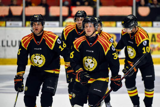 Brynäs Linus Ölund jublar med lagkamrater