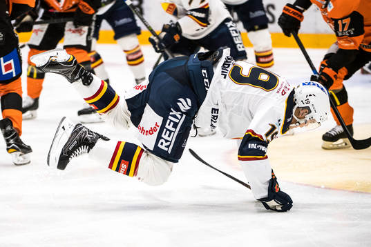 Djurgårdens Rene Bourque får en luftfärd