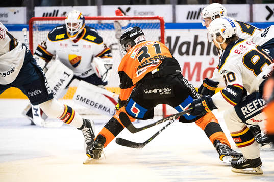 Karlskronas Marcus Paulsson oroar framför Djurgårdens