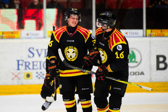 Brynäs Linus Ölund och Daniel Paille jublar