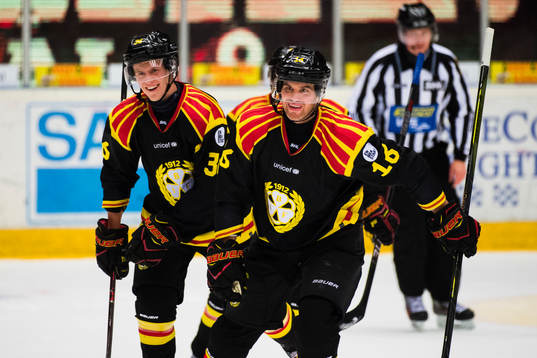 Brynäs Linus Ölund och Daniel Paille jublar