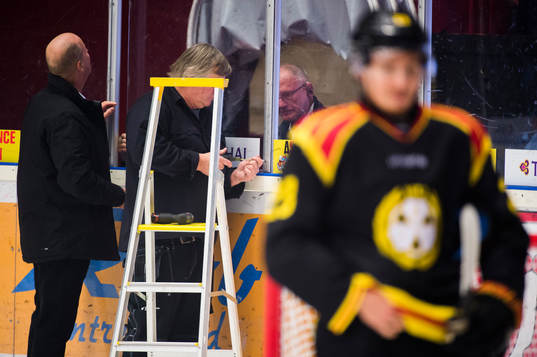 Spelavbrott på grund av skadad sarg