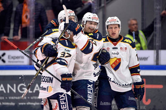 Djurgårdens Linus Johansson jublar med lagkamrater