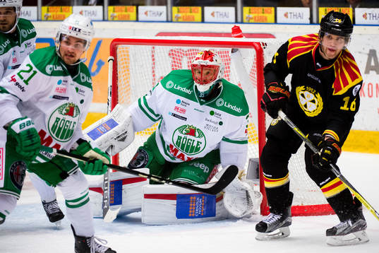 Brynäs Daniel Paille oroar framför Rögles målvakt