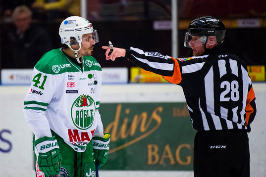 Rögles Daniel Widing i samtal med Domare Mikael Holm