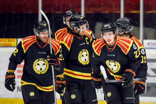 Brynäs Lucas Carlsson jublar med lagkamrater
