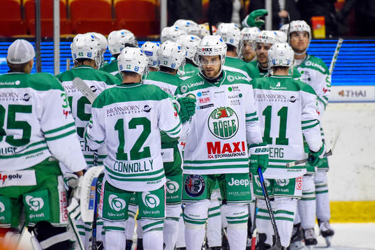 Rögles Craig Schira jublar med lagkamrater