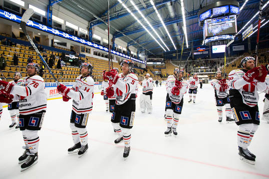 Örebros spelare jublar