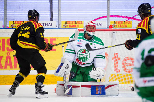 Brynäs Kevin Clark med mål bakom Rögles målvakt Justin