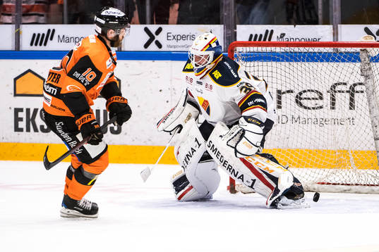 Karlskronas Mattias Guter sätter en straff
