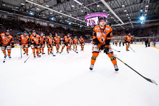 Karlskronas Konstantin Komarek  jublar med lagkamraterna
